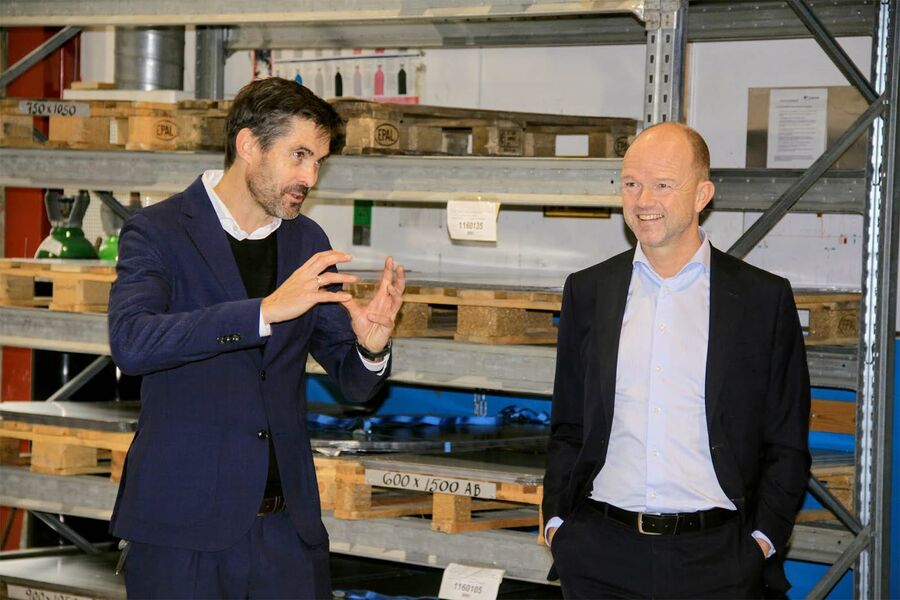 Designeren: Oj, den var fin, hvordan kan jeg lage en sånn en? Industrilederen: Oj, den var fin, hvordan lager jeg ti tusen av den? Bjørn-Osvald Skandsen, i dialog med NHOs ledelse.