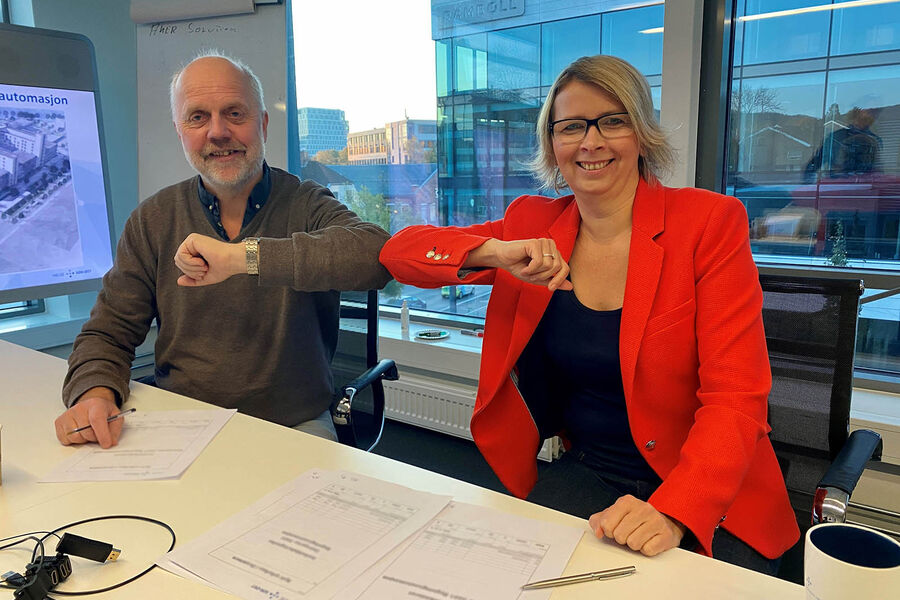 Dag Bøhler (prosjektdirektør, Helse Sør-Øst HF) og Karoline Nystrøm (CEO, Schneider Electric) har nylig inngått kontrakt: - Vi ser frem til et godt samarbeid i forbindelse med nye Drammen sykehus, sier de.