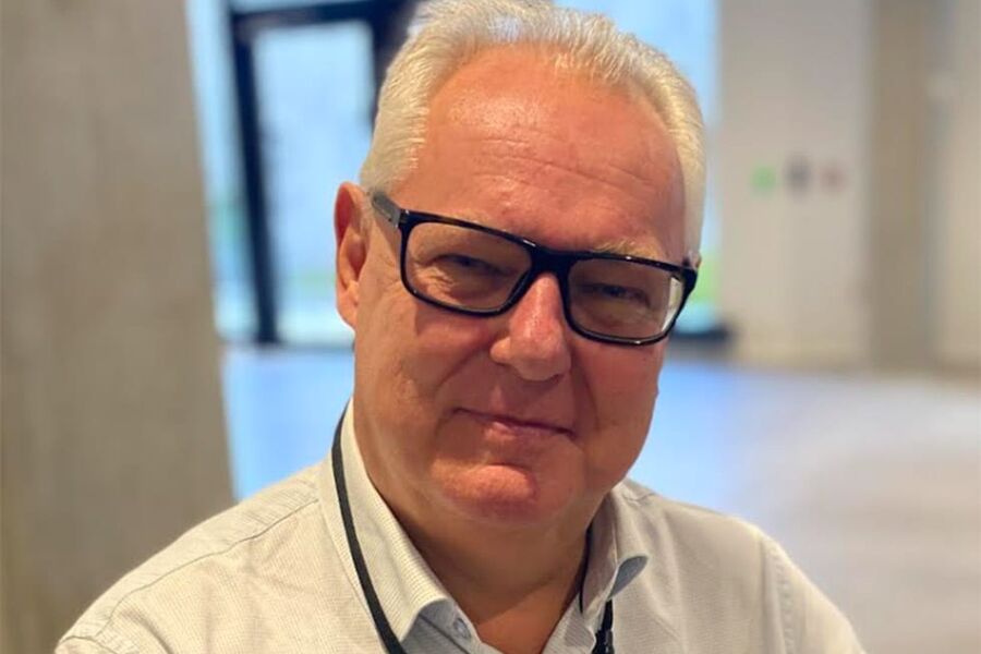 Adm.dir. i Omsorgsbygg, Lars Henrik Bøhler, har signert rammeavtale for byggeledelse.