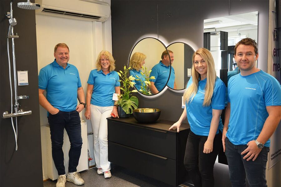 En fornøyd og blid gjeng fra Jensen Varme og Sanitær i Drammen under åpningsdagen torsdag. Ny butikk i ny kjededrakt bugnet av gode tilbud, og gode produkter. På bildet ser vi fra venstre, Bjørn Jensen, Hilde Jensen,Tine Enberg Jensen og Tobias Enberg Jensen.