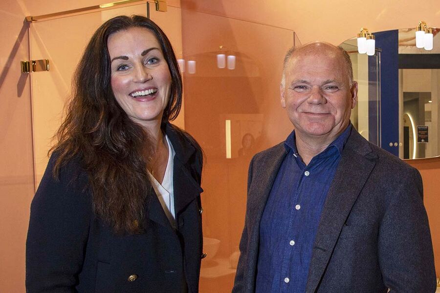 Kari Øgle Kjensberg og Thorbjørn Theie i VVS Norge. Kari får en sentral rolle i den nye organisasjonen når man nå samler Bademiljø og Comfort under samme tak på Helsfyr i Oslo.