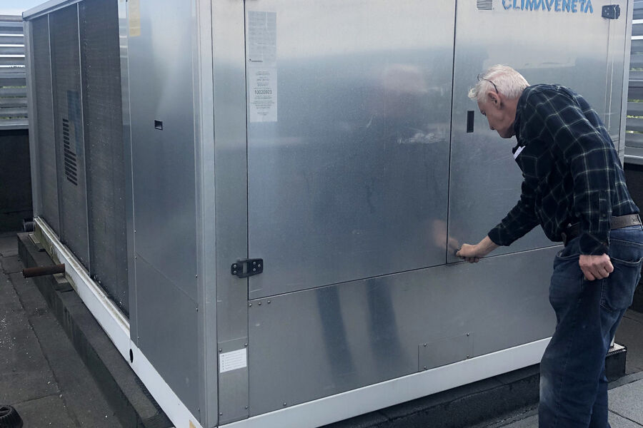 Øystein Bergtun i Klima Sandefjord har vært primus motor for installasjonen på bygget til Torp IT.