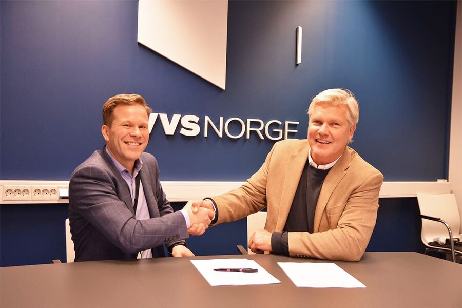 Vidar Skoglund i VVS Norge AS og Ketil Jørgensen i Dagfinn Jørgensen AS under avtale inngåelsen Foto: VVS Norge)