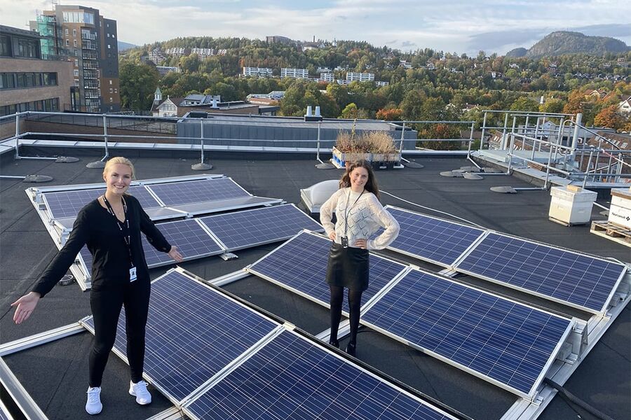 Rådgiverne Mari Lauglo (t.v.) og Alise Johannesen Hjellbrekke lærer oss mer om solenergi i Prosjektkontoret. (Foto: Norconsult)