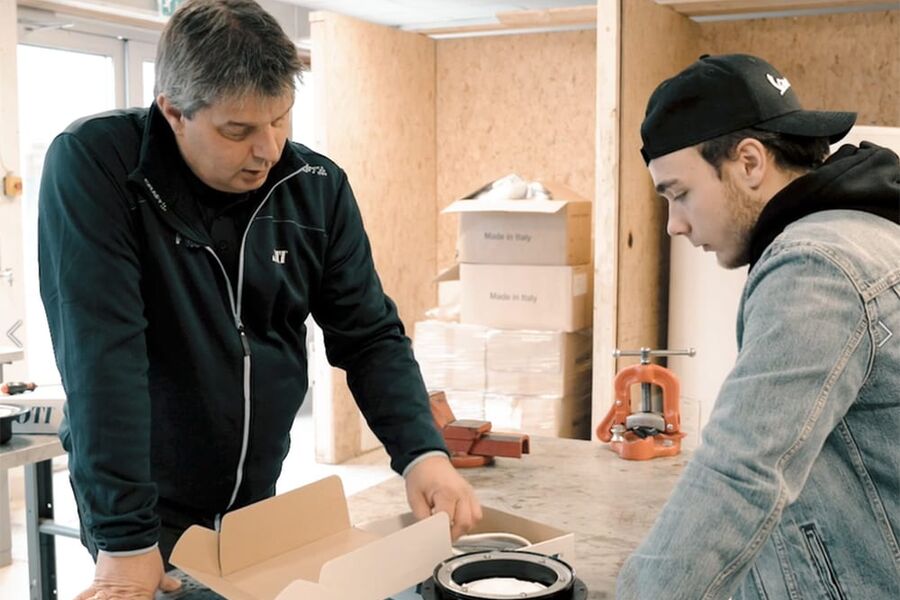 Tommy Leiren, Purus, i samtale med  elev på en av de videregående skolene Leverandøren besøker på sin rundreise rundt i Norge.  