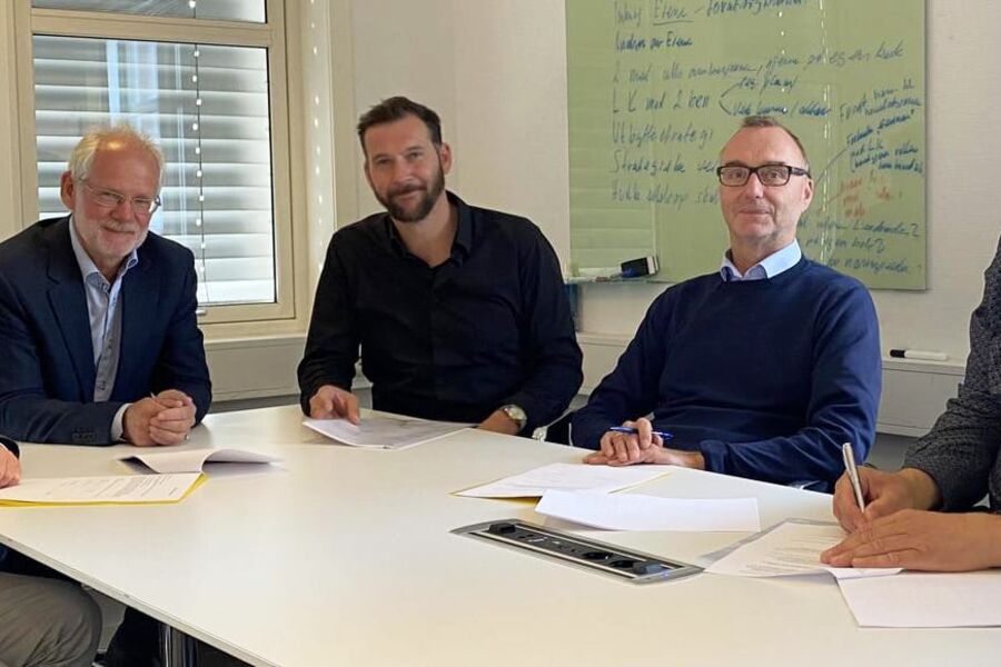 På bildet: Kontraktsignering (fra venstre): Jørgen Stene og Hans Haugerud (begge Rambøll), Arne Reisegg Myklestad (DARK Arkitekter), Jon Chr. Simenstad og Torgeir Finnerud (begge Drammen Helsepark AS).