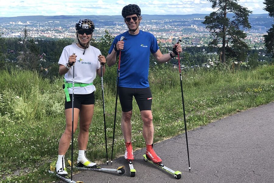 Tiril Eckhoff og Tore Bakke på treningstur i Holmenkollen. Foto: Bravida Norge.