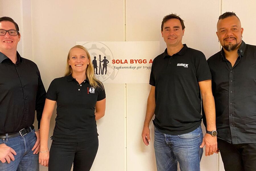 Fra venstre: Kåre Torkelsen (forretningsutvikler Sola Bygg), Monja Langvik (prosjektleder Eplestien/Sola Bygg), Skjalg Lima (daglig leder Simex Rør), Odd Johan R. Dias (salgssjef VVS Prefab). Ronny Holm (daglig leder Unopax) var ikke til stede. 