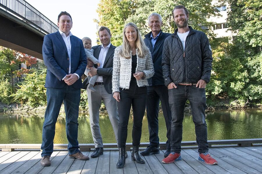 Viktige bidragsytere i Norconsults 80/20-satsing. F.v.: Marius Jablonskis, Thomas F. Angeltveit med sønnen Even, Hege Njå Bjørkmann, konsernsjef Per Kristian Jacobsen og Kristoffer S. Bugge. (Foto: Norconsult)