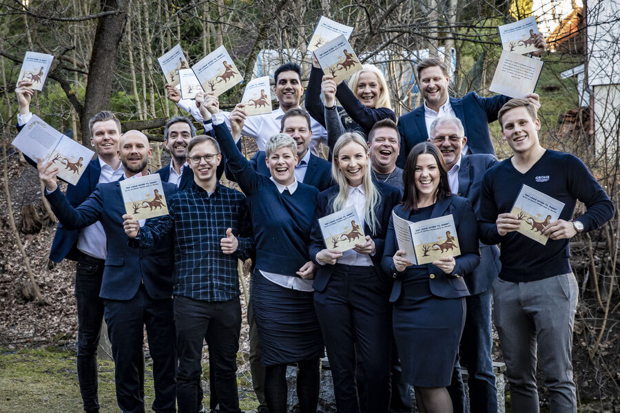 Her ser vi hele Grohe gjengen i Norge samlet ( før koronapandemien inntok landet) i forbindelse med lanseringen av en ny barnebok om vann som ressurs. Nå har den entusiastiske gjengen blitt en del av Ingeborg-nettverket, som sølvpartner.