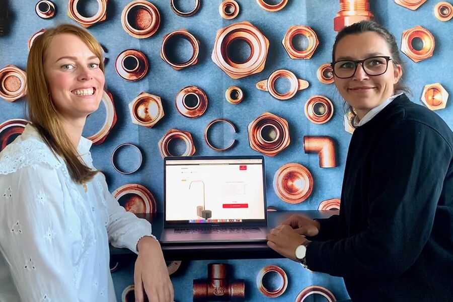 Marit Brennsletten-Jensen, markedssjef i Comfort-Kjeden, og Helle Nerli Bjanes prosjektleder for comfort.no, er veldig fornøyd med resultatet av de nye nettsidene. 