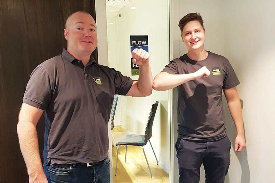 Ronny Johnsen, avdelingsleder for Klima i FLOW Trøndelag VVS AS, ønsker her Jonas Kjøsen Lindgren velkommen til FLOW Trøndelag. 