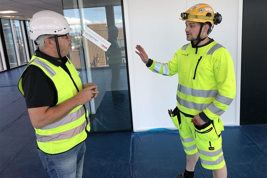 Tore Andre Hokstad, Montasjeleder i Teknisk Ventilasjon i samtale med BAS Håkon Johansen som jobber i det nye kontorbygget»