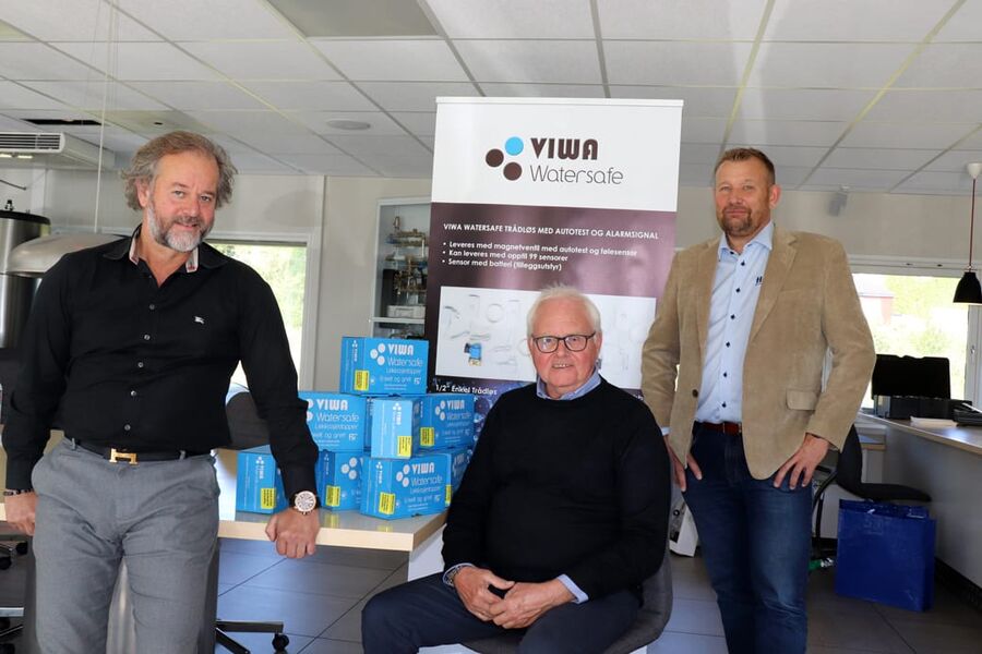 Her ser vi fra signeringen av avtalen. Høiax-direktør Thomas Buskoven (til venstre), Viggo Wahl Pedersen og kommersiell direktør i Høiax, Hans Reinholt Wernersen.
