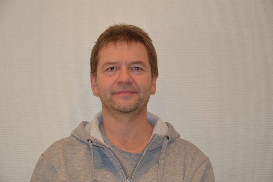 Morten Roten, daglig leder hos Comfortbutikken Rørsenteret i Oppdal, er fornøyd med at de har nok å gjøre om dagen, men sliter med å få tak i rørleggere. 