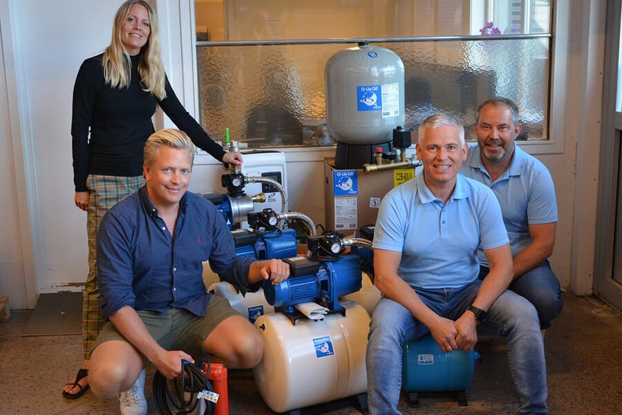 Det er en erfaren trio som er ansatt ved Intec Pumpers nye avdeling i Tønsberg. Fra venstre: Heidi Østlie Laugen, Ronny Øijord og avdelingsleder Geir Melvold, og Heidi Østlie Laugen har henholdsvis mer enn 30 år, 20 år og 5 år i bransjen.  Det er en stor styrke for oss at de kjenner markedet. Det gir oss en flying start, sier selskapets markedssjef Aleksander Stein ( foran til venstre). 