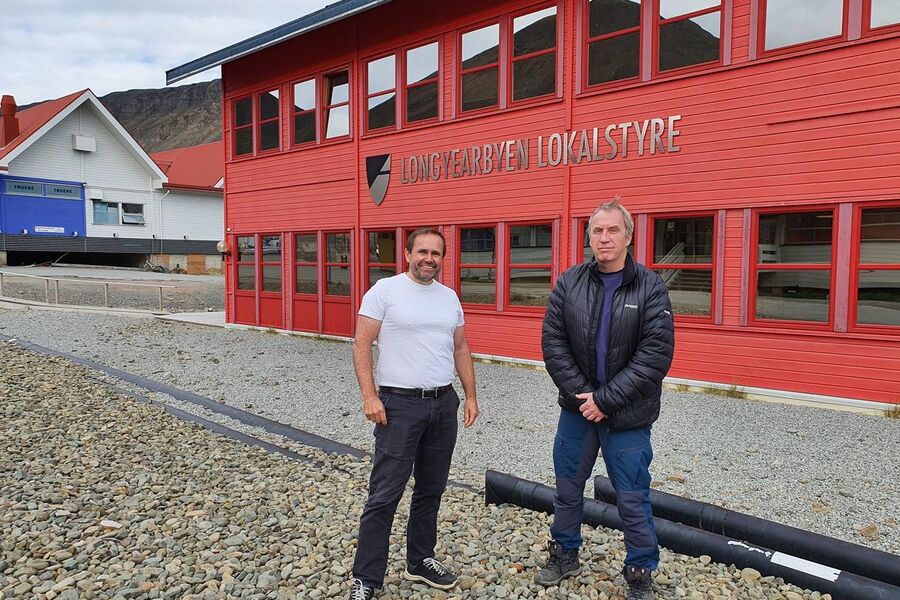 Morten Dyrstad (t.v.), sektorsjef teknisk i Longyearbyen lokalstyre, driftssjef for Assemblin i Longyearbyen, Jan Bautz.