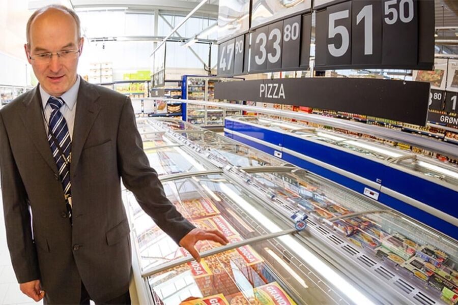 Kortreist varmekilde: I denne Rema-butikken i Trondheim mellomlagres overskuddsvarme fra kjølemaskineriet i vanntanker, og varme herfra leveres tilbake til butikken via ventilasjonssystem og gulvvarme  når dette trengs. Her er forsker og systemdesigner Armin Haftner i SINTEF på besøk. Foto: Thor Nielsen