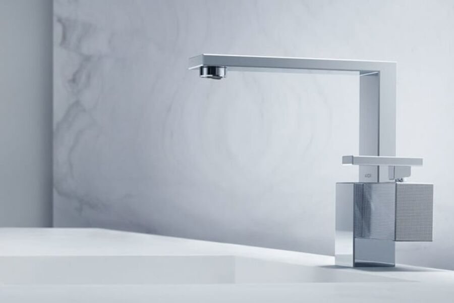 AXOR Edge er massiv og samtidig elegant. En symmetri av flater og kanter som kombineres asymmetrisk.
