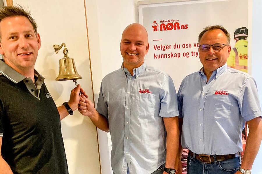 Prosjektleder Sven Thomas Berge (t.v) Kalkulatør Tor Anders Krogstad og daglig leder Tollef Berger strålende fornøyd med å ha sikret sin største kontrakt noen sinne. Foto: Privat