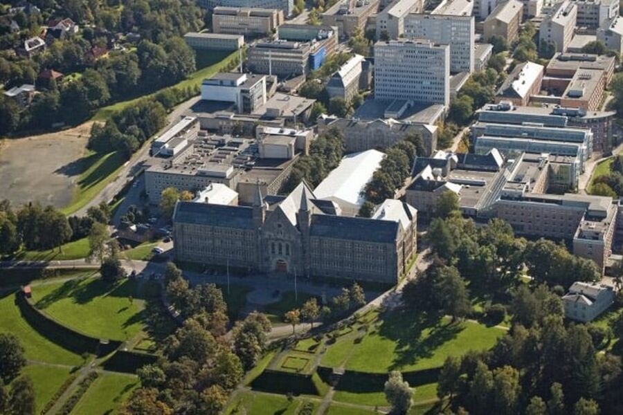 NTNU Gløshaugen Campus from north. In front Main Administration Building. Foto: Erik Børseth, Synlig design og foto as/NTNU Info