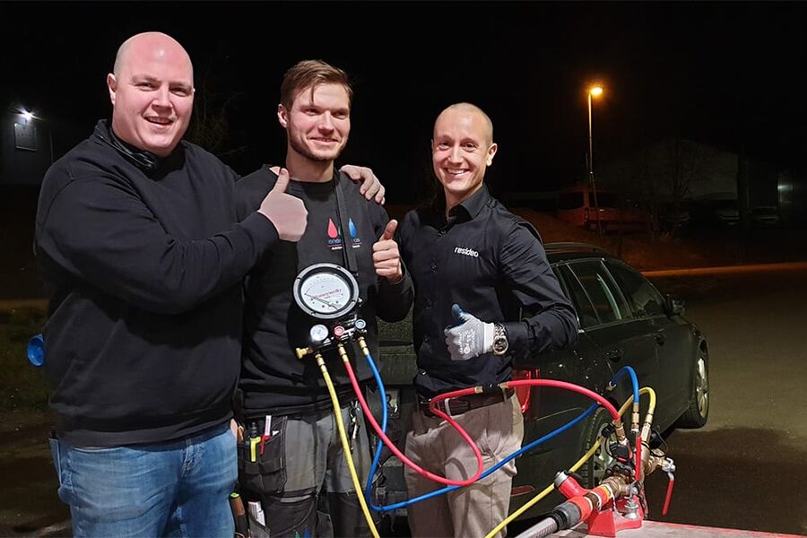 Her ser vi fra venstre  Pål Jhonny Slettemark, prosjekteder i Energitec AS, rørlegger Thomas Utter Jensen, Energitec AS, og Tom Fjordvang fra Resideo AS. 