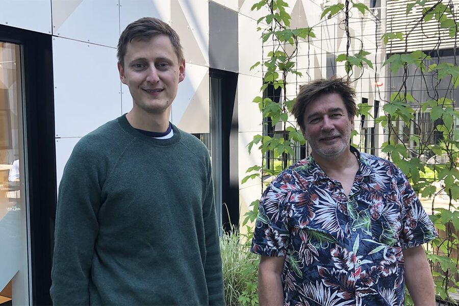 Både Even Grøtte (t.v.) og veileder Lars Eggan i NoIS synes det er stas med prisen for beste masteroppgave innen Geomatikk.Kreditering: Norconsult Infomasjonssystemer, NoIS