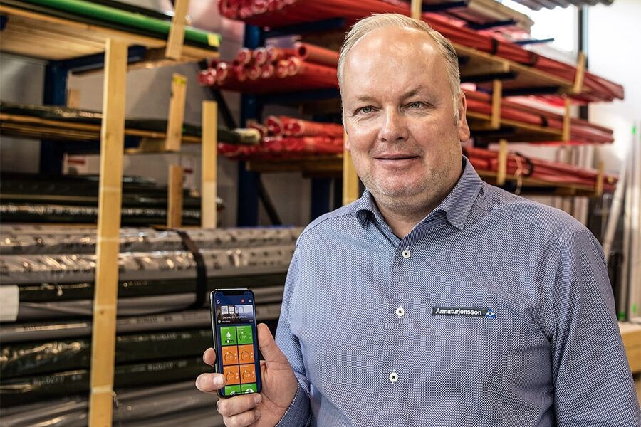«Det er gledelig å se at stadig flere rørleggere ser verdien av å kombinere smarthusløsninger med sine rørinstallasjoner, som vannbåren gulvvarme,uttaler Johnny Kvalheim, salgssjef i Armaturjonsson.