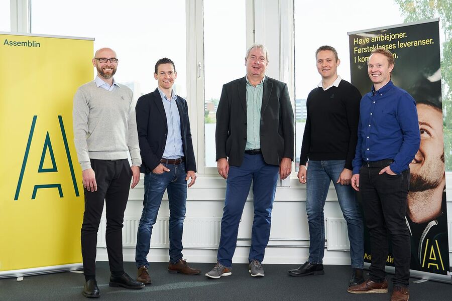 På bildet ser vi en svært fornøyd gjeng etter å ha hanket inn tre store prosjekter som sikrer jobb i lang tid fremover. Fra venstre: Prosjektutvikler Eirik Vollen, prosjektutviklingsleder Bjørn Olaf Larmerud, regionsjef prosjekt Leif Stensrud, prosjektutvikler Christopher Fjeld og avdelingssjef Snorre Barking. 