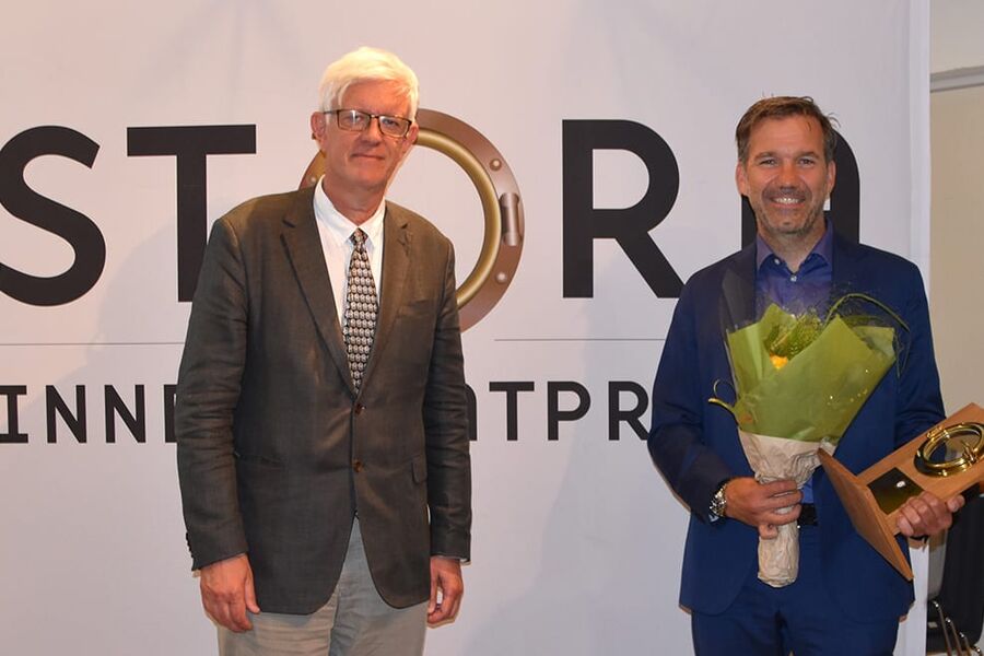 Folkhälsomyndighetes generaldirektör Johan Carlson, var prisutdeler, her sammen med VD i Camfil Torbjörn Bäck.
