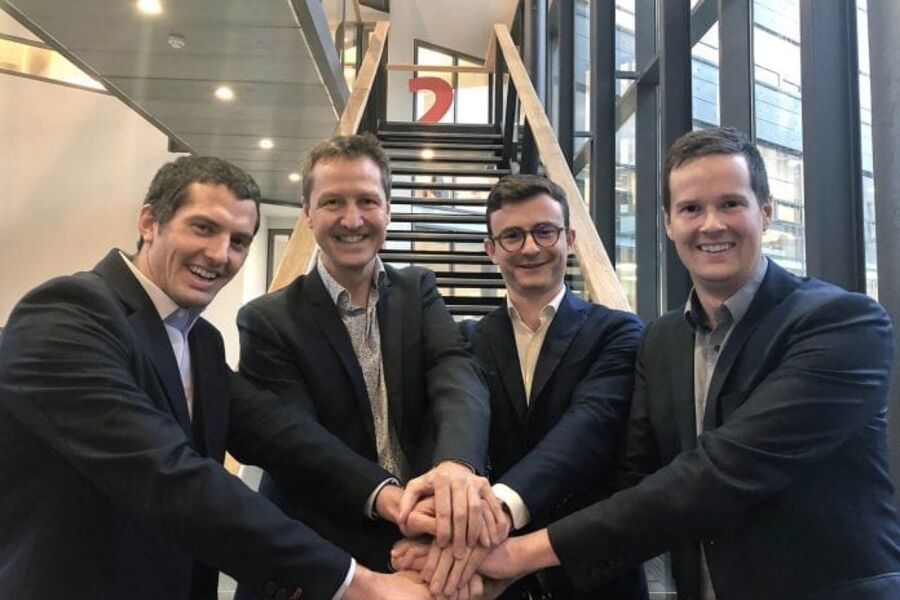 Ved signeringen var Dualsun representert av CEO Jérôme Mouterde (til venstre på bildet) og Jean-Marie Drap, VP Business Development, (nummer to fra høyre). Free Energy var representert av Marcus Kanewoff, CEO (nummer to fra venstre) og Jakob Jamot, CTO (til høyre på bildet).