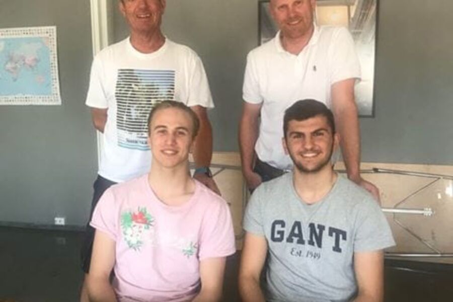 -Pa? bildet ser vi bak f.v Sverre Sandbra?ten Opplæringskontoret for rørleggerfaget, Anders Thime Rørcompaniet AS. Foran f.v Markus Lind, Majlind Begaj. Vi ønsker guttene lykke til , sier Anders Thime, daglig leder i Rørcompaniet, og Sverre Sandbra?ten fra Opplæringskontoret for rørleggerfaget i Østfold.