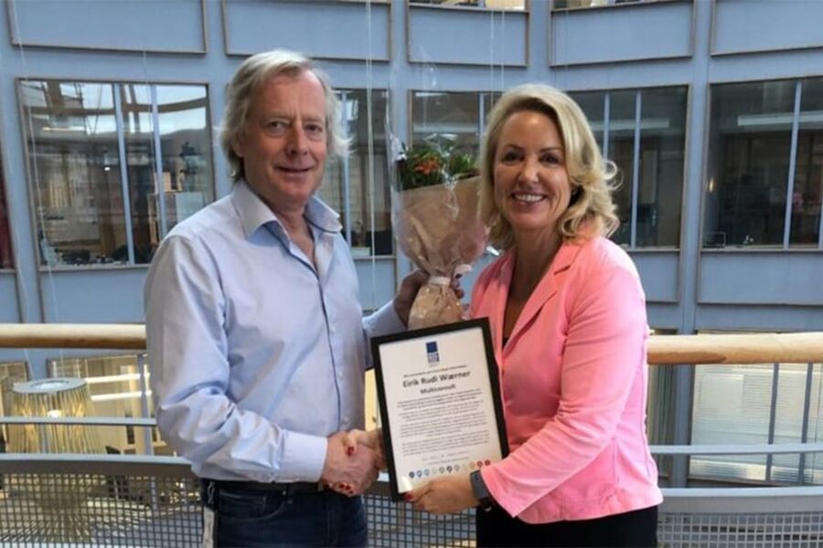 Eirik Wærner er RIF`s første godkjente miljørådgiver. Her fra utdelingen når RIF kåret ham til årets ildsjel. Foto: RIF