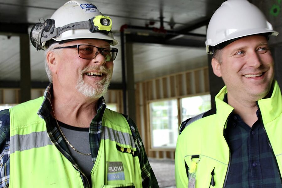 I juni har Arne Morten Strøm (t.v.) jobbet 40 år i rørleggerbedriften Ragnar Svensen AS. Han har hatt tre generasjoner Svensen som leder, nå Roar Svensen (t.h.)