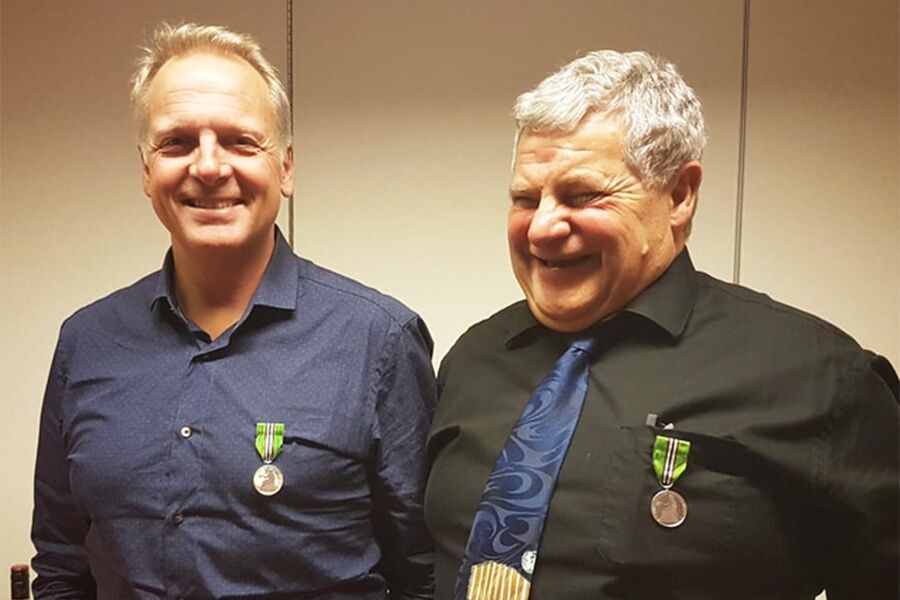 Her ser vi Gorm Benno bli takket av for en lang og tro tjeneste i ebm-papst av nåværende daglig leder Isak Mjelva. 