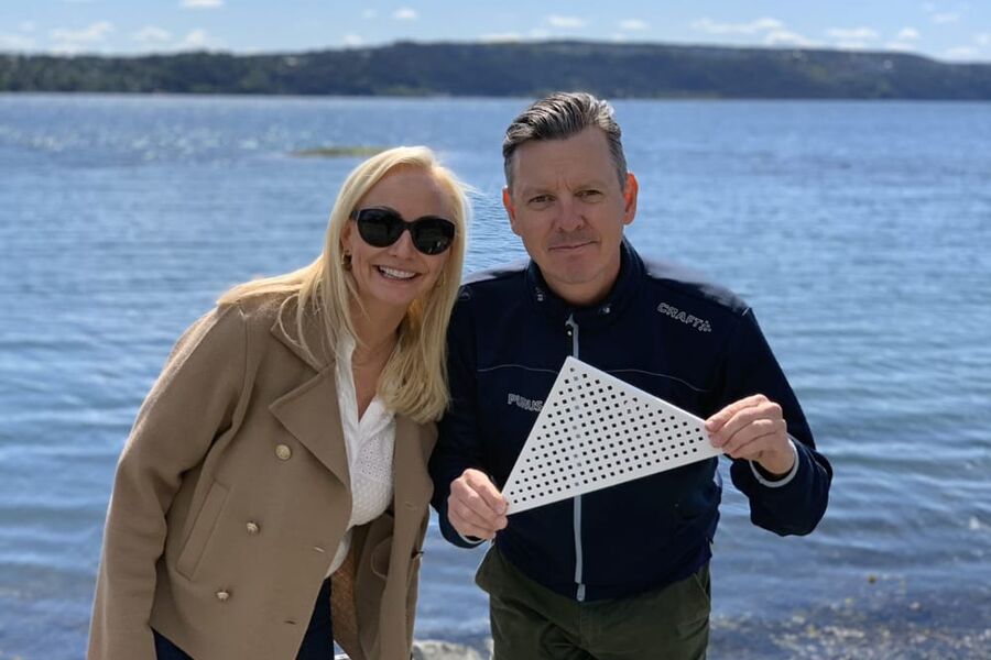 Susanne Gantzel og Søren Knudsen i Purus viser frem nye Purus Corner Chess i matt hvit.