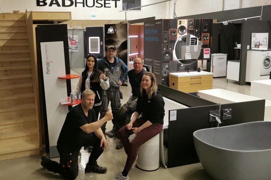 Torbjørn Søderlind, daglig leder hos Comfort Badhuset i Lade ( foran til venstre) , er stolt av de ansatte etter den snuoperasjonen de har vært igjennom de siste årene. Nå er ambisjonene løftet opp og frem.