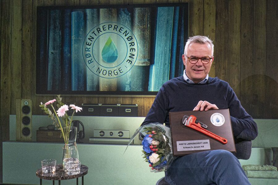 Daglig leder Knut Jensen i Eriksen & Jensen AS kunne stolt motta beviset for at de er kåret til  «Årets lærebedrift 2020» Foto: TrippelM. 