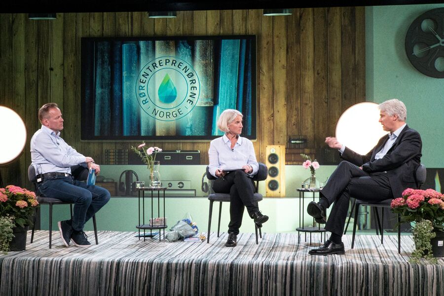 Styreleder Torkild Korsnes og administrerende direktør Marianne Røiseland under sendingen av den digitale generalforsamlingen. Til høyre ser vi Øystein Dørum, økonomidirektør i NHO. Foto: TrippelX