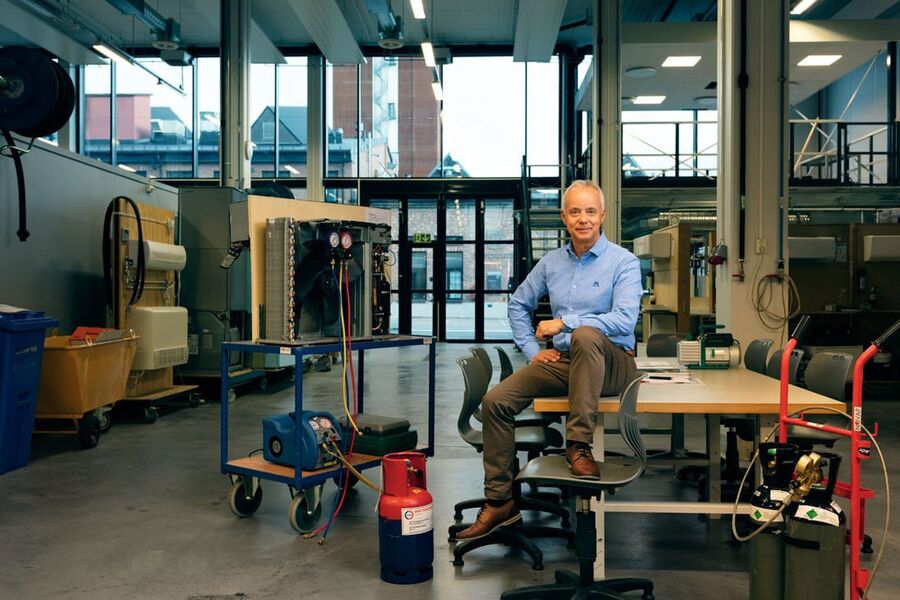 Seniorrådgiver Stig Rath får hard skyts i Novema Kulde AS sin kundeinformasjon for mai, som sendes ut til selskapets kunder og øvrige nettverk. Han tar imidlertid påstandene med knusende ro.  Dette gir jo god oppmerksomhet rundt kuldemedier. Det er jeg glad for, sier han til VVSforum. 