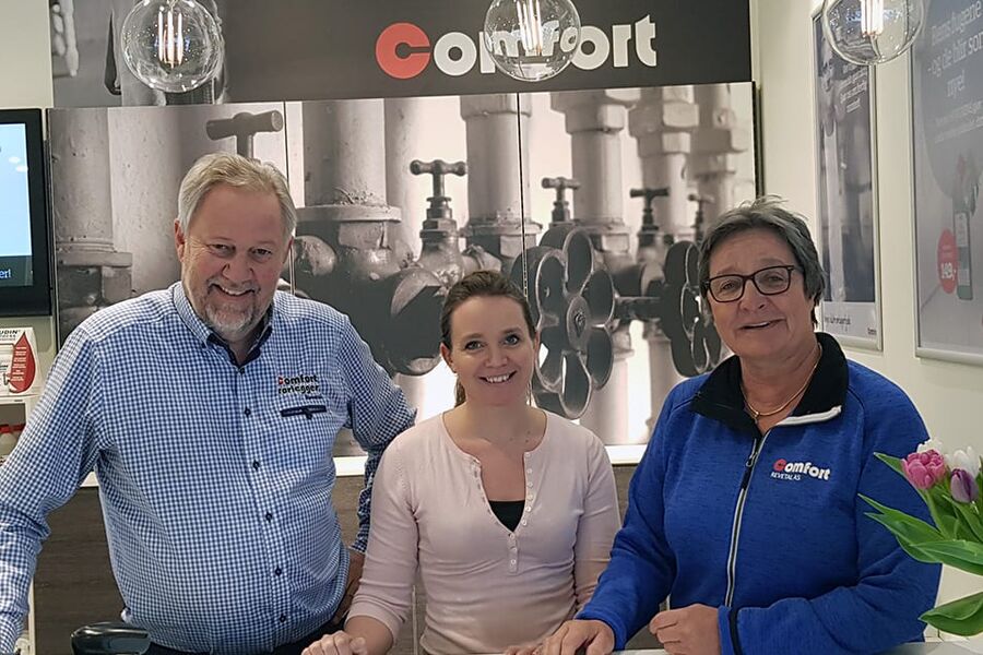Henriette Sørebø ( i midten) i Comfort Gran Revetal er oppgitt over kommunene sin praksis rundt innkjøpsmodellene i disse tider. Her er hun omgitt av styreleder Georg Gran og daglig leder Bergljot Woll i Comfort-bedriften på Revetal.