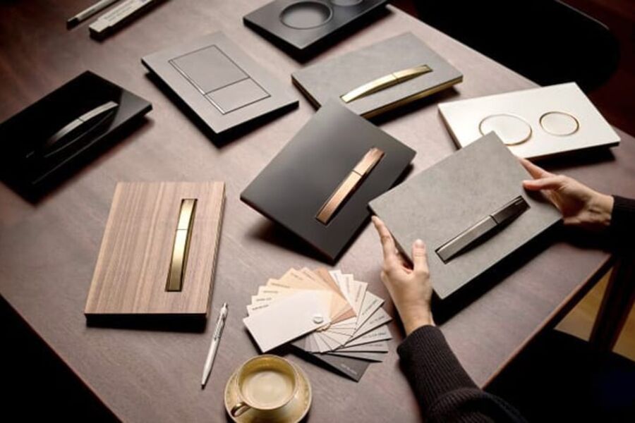 Materiale: Betjeningsplater i metallfargene messing, rødt gull eller sort krom gir betjeningsplaten et ekstra elegant preg.