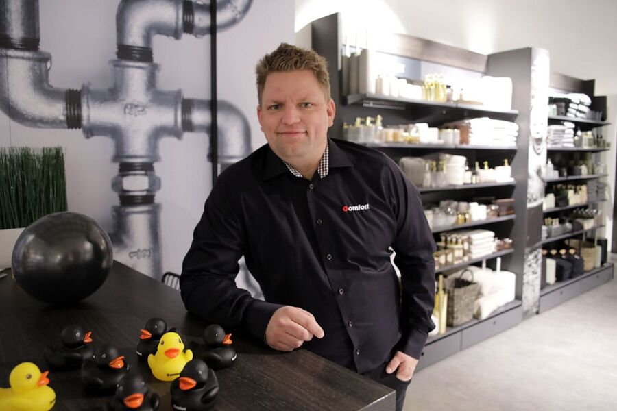 Glenn Ruben Forberg, daglig leder i Comfort Råholt, er fornøyd med at de har nok gjøre, men håper butikkdelen i virksomheten tar seg opp igjen utover våren og sommeren. 