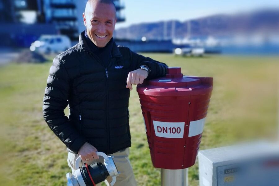 Account Manager for Reisdeo Norge, Tom Fjordvang, viser frem den nye tilbakeslagsventilen, BFW112-65A . 