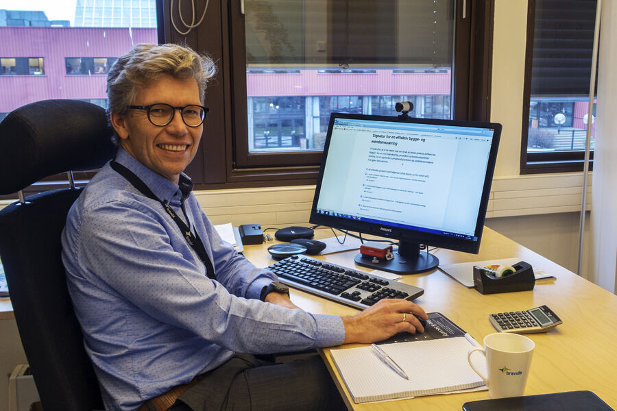 Tore Bakke, administrerende direktør i Bravida, retter en finger i været i forhold til å ta inn lærlinger etter sommeren selv om det går trått akkurat nå.  Vi vil vi få sterkt behov for påfyll av fagkompetanse i årene vi har foran oss. Å gi plass for lærlinger er et ansvar både bedrifter og politikere må ta. Det offentlige bør være med å støtte fast drift for de som tør tar inn lærlinger framfor å måtte betale lærlingene for å være hjemme. 