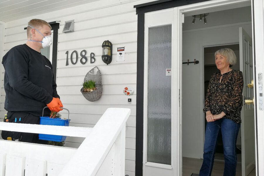 Beskyttet: Både rørlegger Aslak Øien og kunde May Britt Berg nyter godt av smitteverntiltakene. FOTO: Andreas Haavi