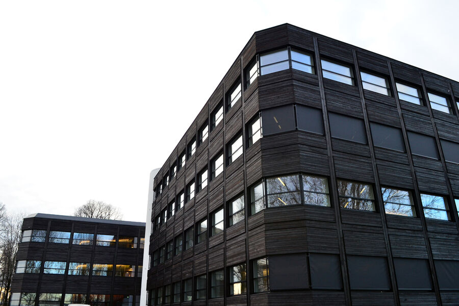 Powerhouse Kjørbo består av totalt 5 tilnærmet like blokker på Kjørbo i Sandvika. De to første blokkene ble rehabilitert samtidig og har et likt konsept med geovarmepumpe, forenklet varmesystem med radiatorer i kjernen, samt lavtrykktapsventilasjon, såkalt fortreningsventilasjon  som viktige brikker i løsningen. 