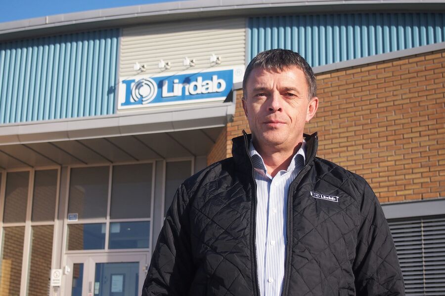  Et viktig tiltak for bransjen vil i fremtiden være å få inn en klausul i avtalene som regulerer store valutasvingninger, sier salgssjef Arne Boyle i Lindab AS