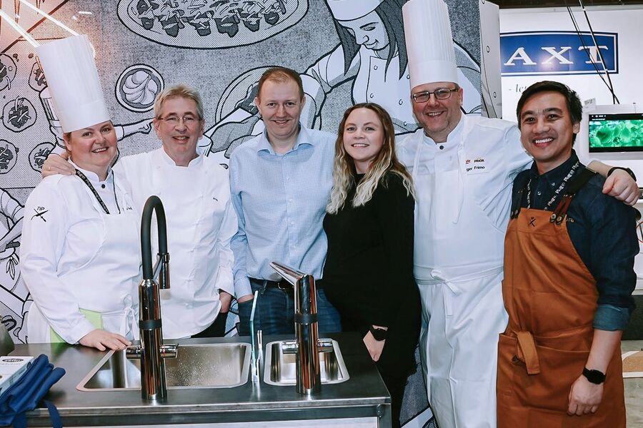 På standen til Nortura PROFF var det hektisk aktivitet under hele messen. Her ser vi et fornøyd team som poserer foran Optima - serien til Oras. På bildet ser vi Arne Brimi ( nr. to fra venstre), Lars Erik Fossum , Oras, Susanne Halck, Oras, og helt til høyre Designer Dinh Tran i Nortura Proff.