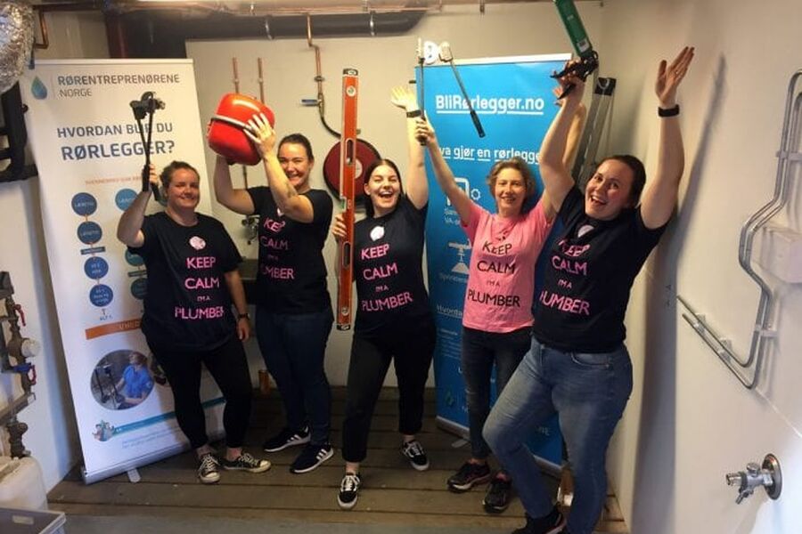 Flere jenter og gutter gjør som disse rørleggerne og læringene har gjort tidligere, søker seg til rørfaget. Her ser vi fem rørleggerlærlinger fra Viken (gamle Buskerud fylke) Fra venstre, Marie Holmen J& A Rosenlund A/S Agnethe Nilsen Mester Rør AS Julie Dahl Thon & Co Helene Sondresen Holtefjell VVS AS Ida Emilia Josefin Meldgaard Comfort Lier Flis & bad. Foto: Marit Tøn.